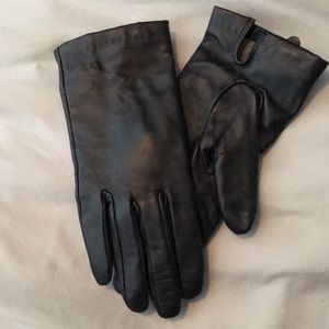 Danier Leather lambskin gloves cashmere lining